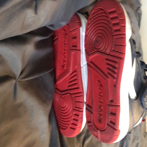 Size 4Y Jordan flight shoes - Picture 4 of 5